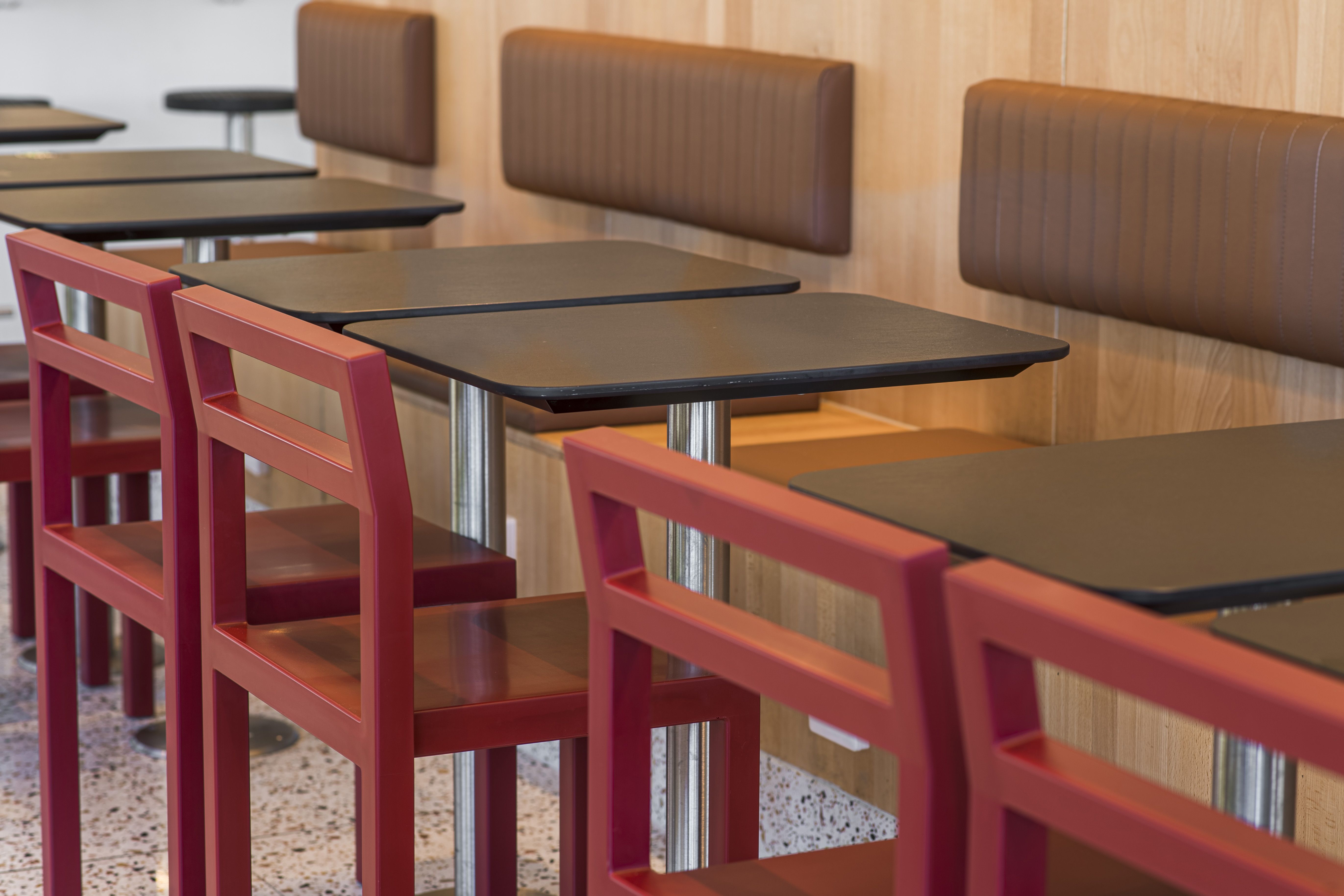 Stol NON i restaurangmiljö.