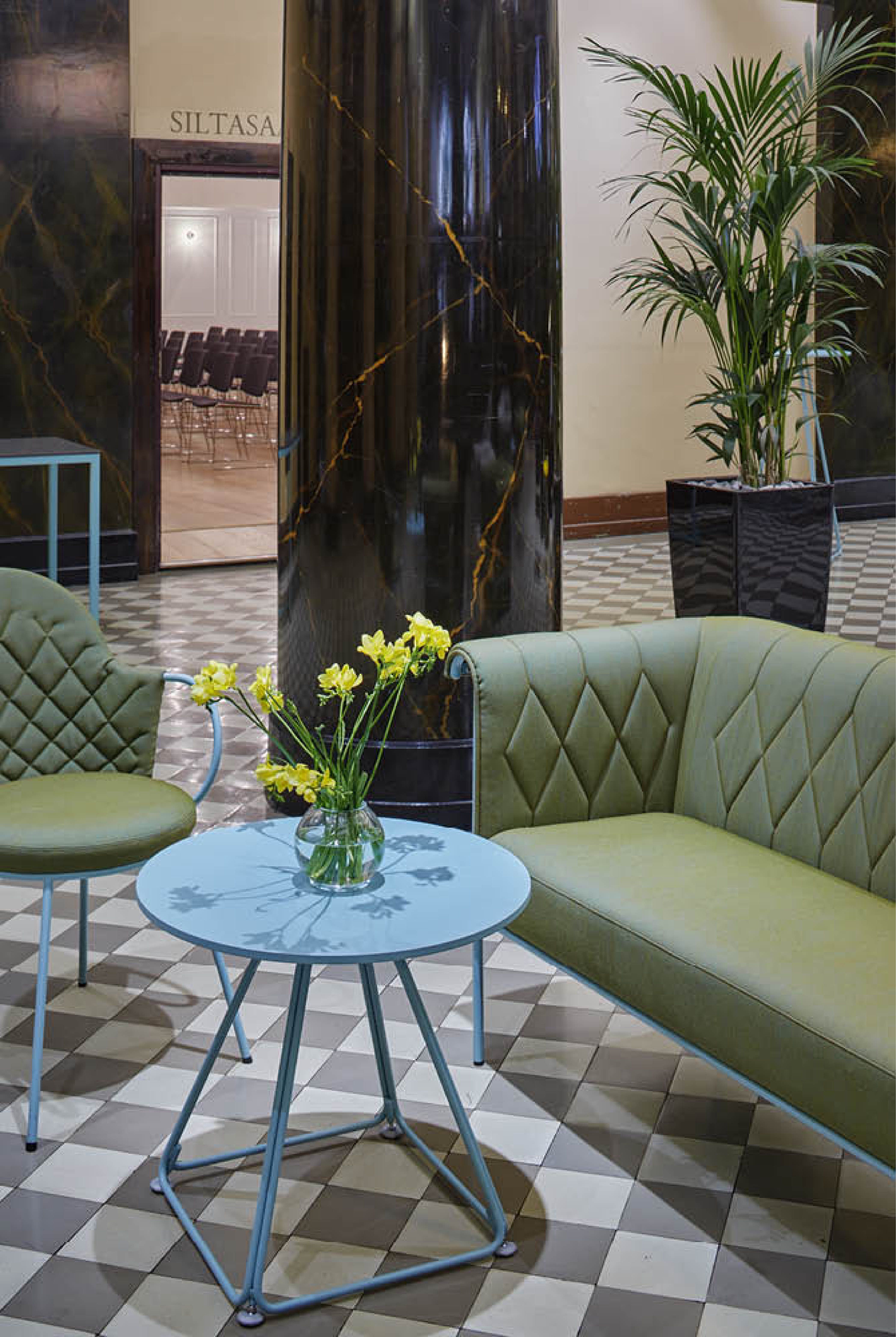 Soffa Chester i hotellmiljö