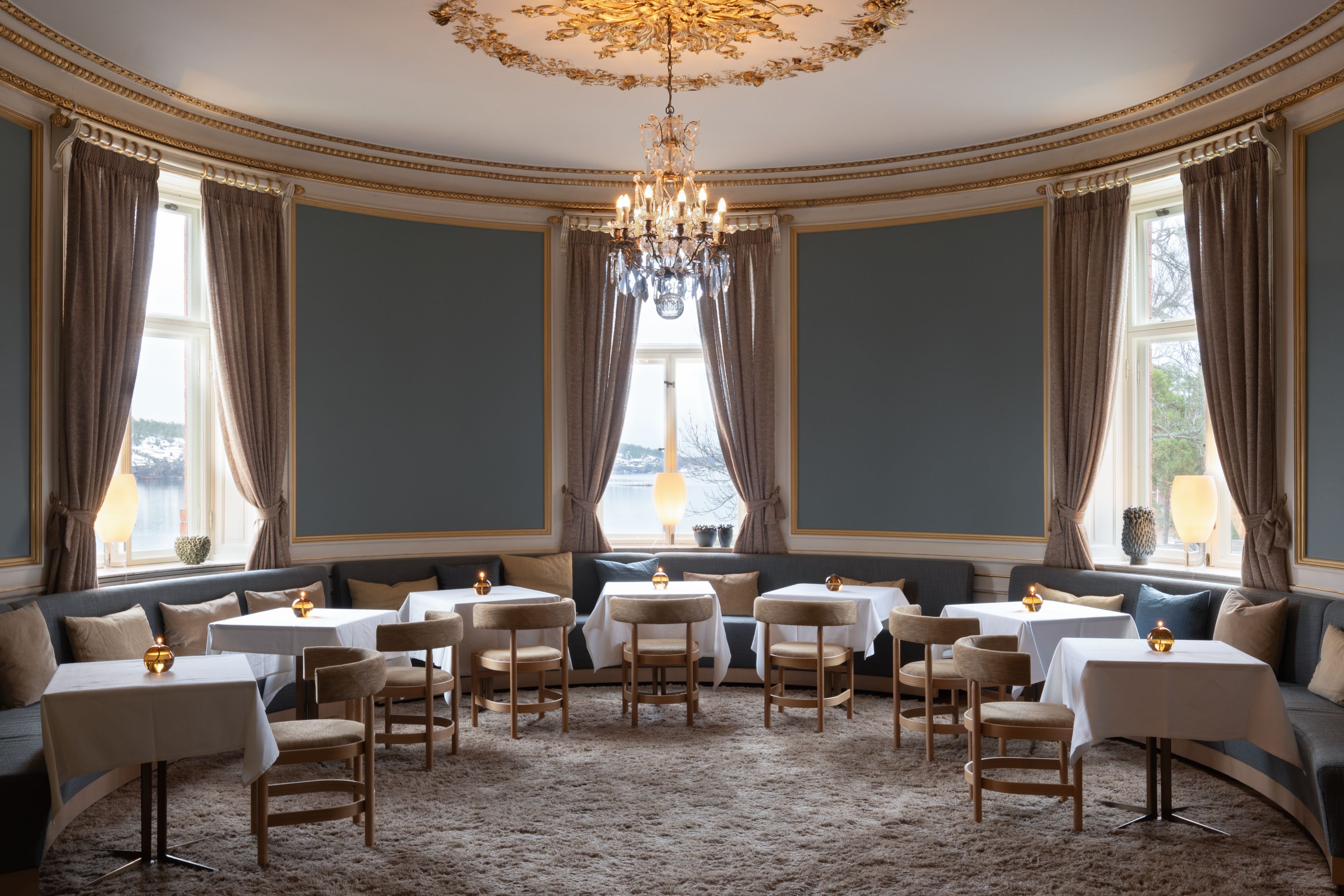 Karmstol Botero i restaurangmiljö.